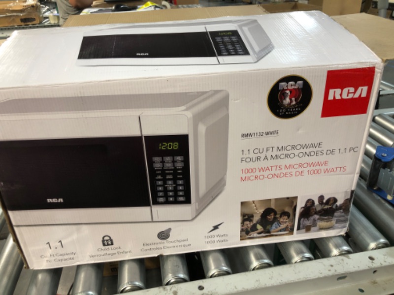 Photo 4 of *DENTED* RCA RMW1129-WHITE 1,000-Watt 1.1-Cubic-Foot Countertop Microwave