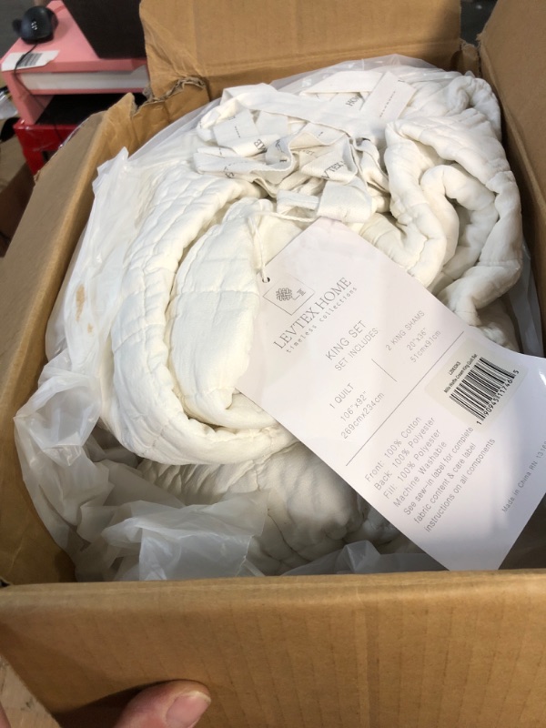 Photo 1 of * USED * 
Levtex Mills Waffle Quilt 