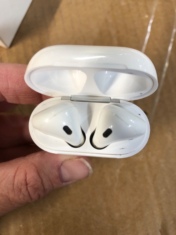 Photo 3 of (USED) Apple AirPods with Wireless Charging Case