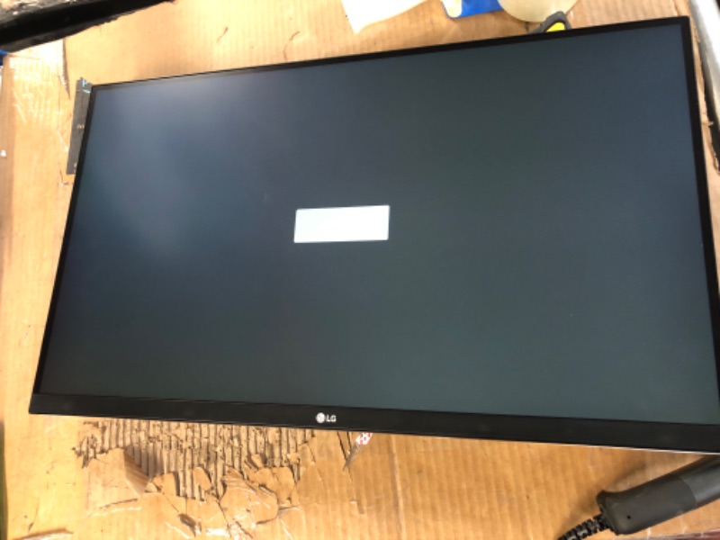 Photo 2 of LG 27UK850-W 27" 4K UHD IPS Monitor with HDR10 with USB Type-C Connectivity and FreeSync, White