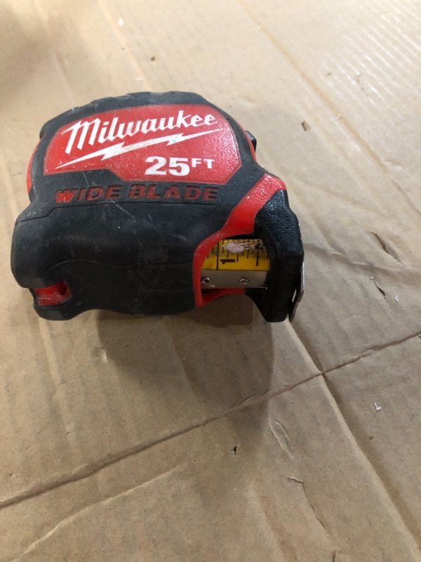 Photo 2 of 25' Milwaukee Wide Blade Tape Measure