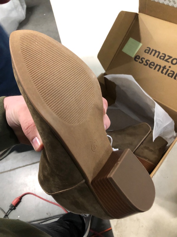 Photo 4 of Amazon Essentials shoes