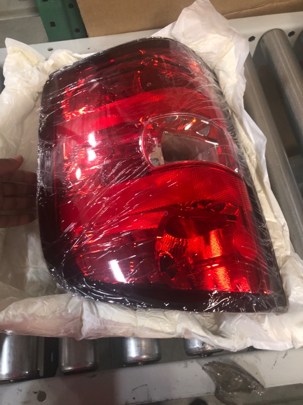 Photo 3 of Huray Taillight For 2007-2013 Chevy Silverado Replacement