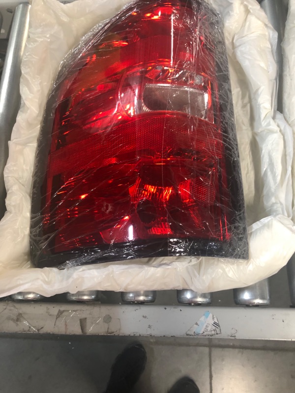 Photo 2 of Huray Taillight For 2007-2013 Chevy Silverado Replacement