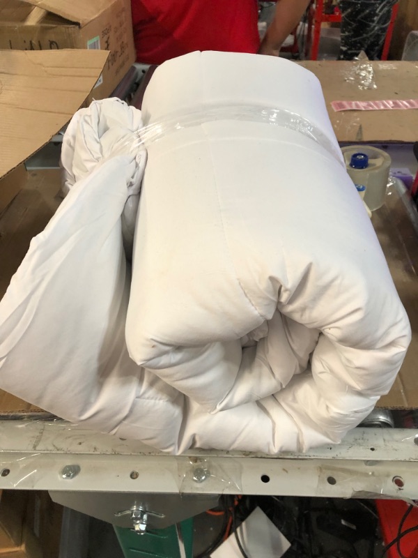 Photo 2 of -USED- Amazon Brand - Pinzon All-Season Down Alternative Comforter