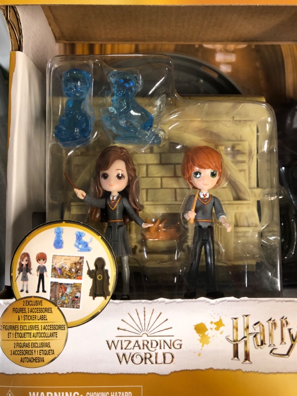 Photo 2 of Wizarding World Harry Potter, Room of Requirement 2-in-1 Transforming Playset with 2 Exclusive Figures and 3 Accessories, Hermione & Ron