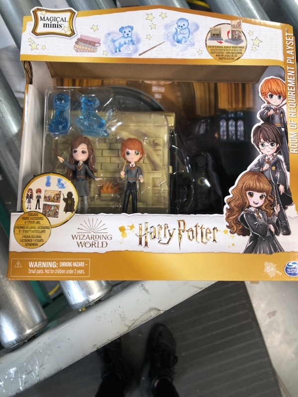 Photo 3 of Wizarding World Harry Potter, Room of Requirement 2-in-1 Transforming Playset with 2 Exclusive Figures and 3 Accessories, Hermione & Ron