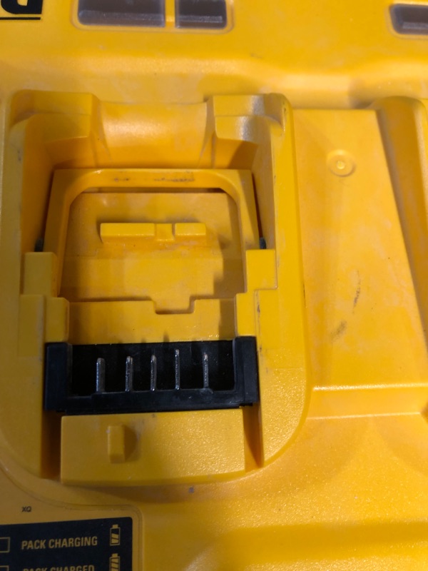 Photo 4 of [USED] DEWALT 20V MAX* Charger + DeWalt Box Cutter