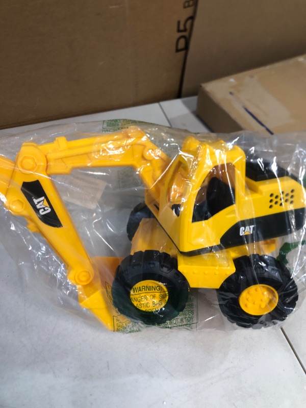 Photo 2 of CAT Construction Fleet Toy Excavator