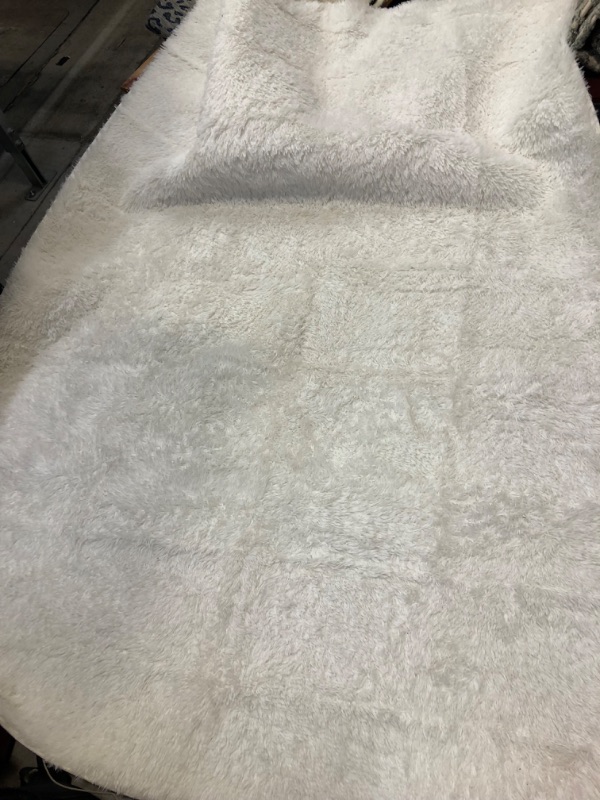 Photo 1 of AREA RUG WHITE, SIZE ABOUT 108" X 76"