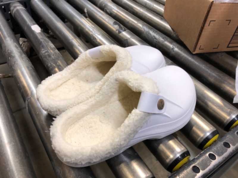 Photo 1 of Beslip Classic Fur Lined Clogs Waterproof Winter Fuzzy Slippers for Women Men Indoor and Outdoor
Size: 7
