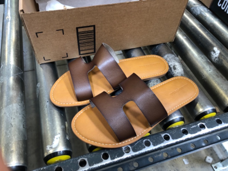 Photo 1 of Amazon Essentials Women's Flat Banded Sandal
Size 9