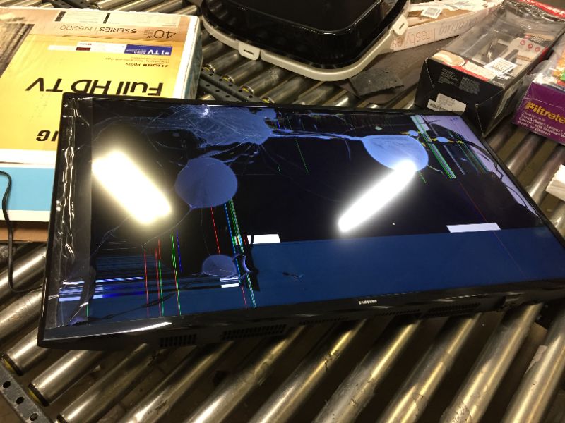 Photo 1 of SAMSUNG 40-inch Class LED Smart FHD TV 1080P (UN40N5200AFXZA, 2019 Model)