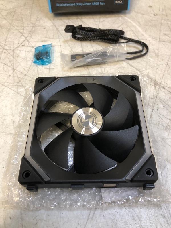 Photo 3 of Lian-Li UF-SL120-1B 120 Mm 12V & 5V 1900 RPM Uni Fan - Black
