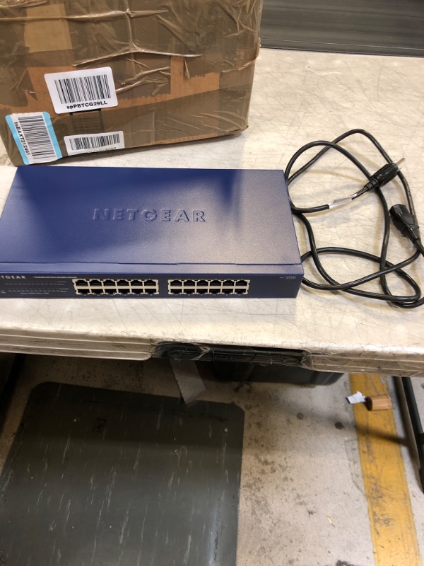 Photo 2 of NETGEAR ProSafe JGS524 24-port 10/100/1000Base-T Rackmountable gigabit Switch (Retail ) JGS524NA