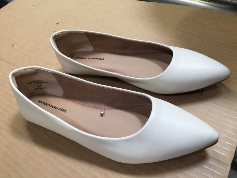 Photo 1 of AMAZON ESSENTIAL WOMENS 9-WHITE FLAS