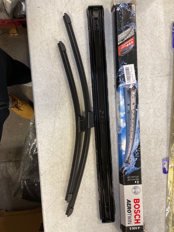 Photo 2 of Bosch Aerotwin 3397118936 Original Equipment Replacement Wiper Blade - 24"/19" (Set of 2) Side Lock 22mm
A936-S