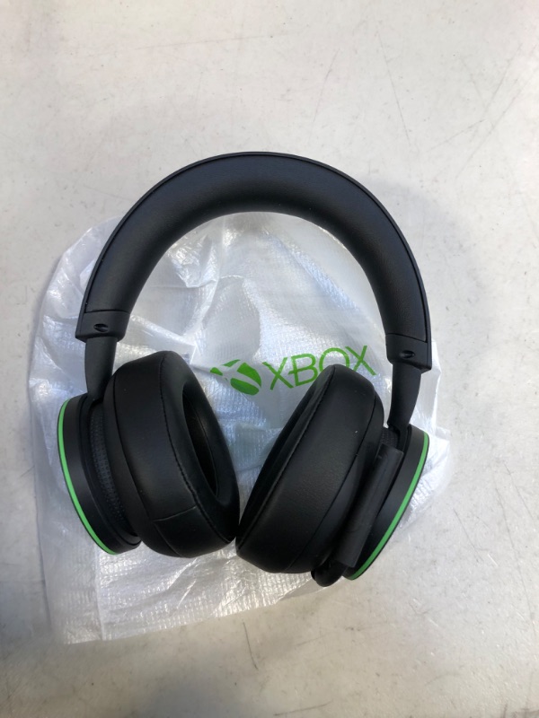 Photo 3 of Xbox Wireless Headset – Xbox Series X|S, Xbox One, and Windows 10 Devices
