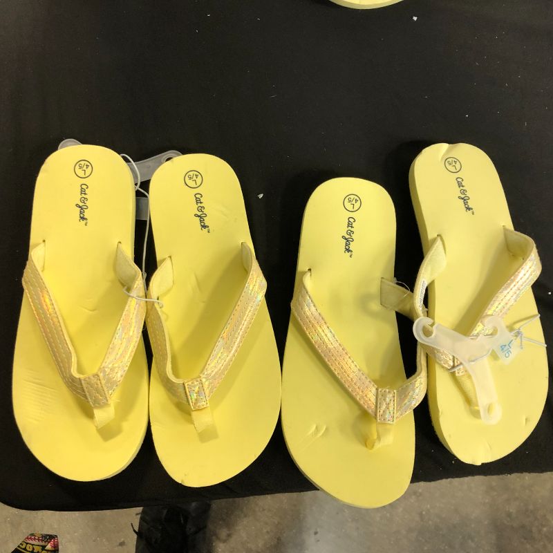 Photo 2 of 2x Girls' Ava Slip-on Thong Sandals - Cat & Jack Yellow
Size: L 4/5