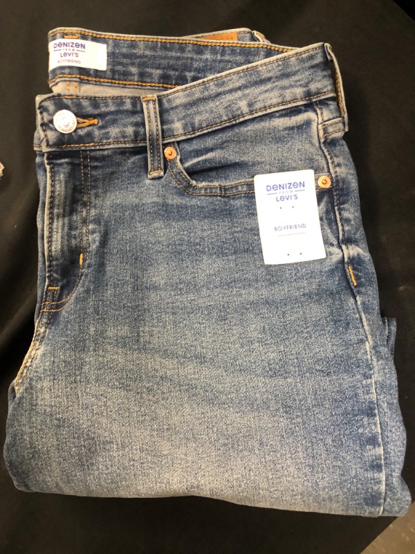 Photo 2 of DENIZEN® from Levi's® Women's Mid-Rise Cropped Boyfriend Jeans--SIZE 12
