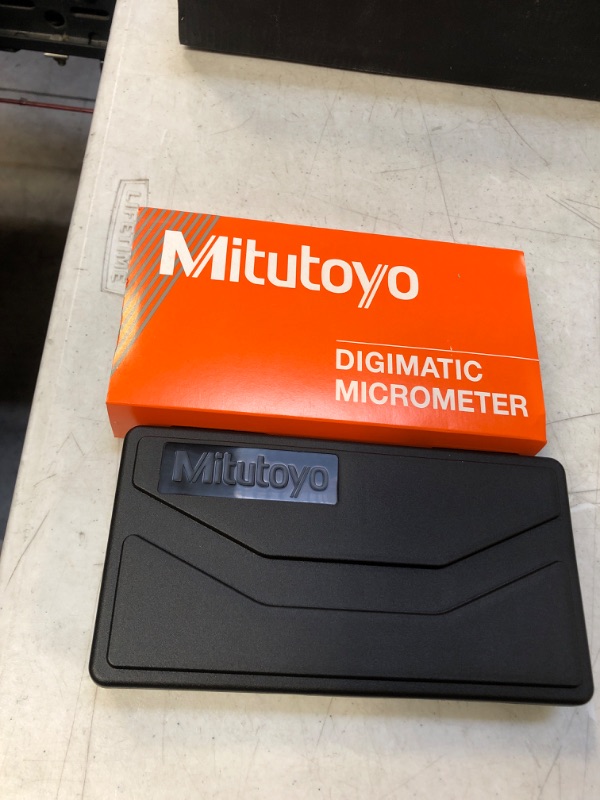 Photo 2 of "Mitutoyo 293-185-30 Quantumike, Micrometer, DIGIMATIC, 0-1"", IP65.00005"", NO SPC", Black/Gray
