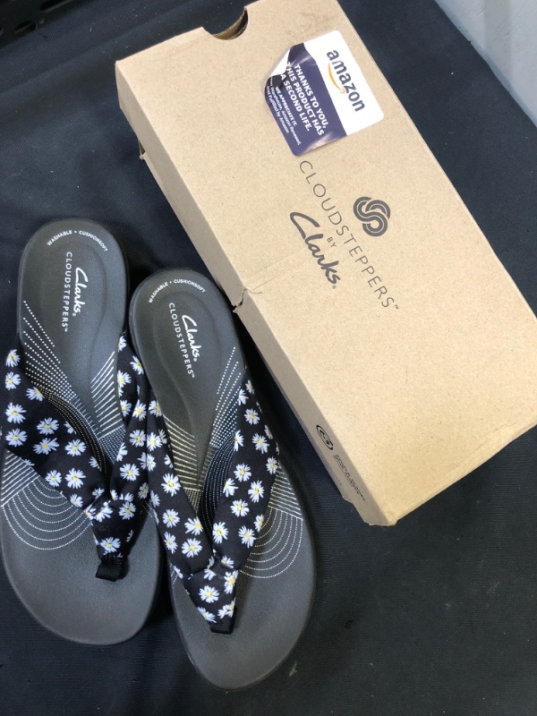 Photo 1 of ARLA GLISON BLACK AND WHITE FLIP FLOP 
SIZE 11M
SLIGHTLY DAMAGED BOX