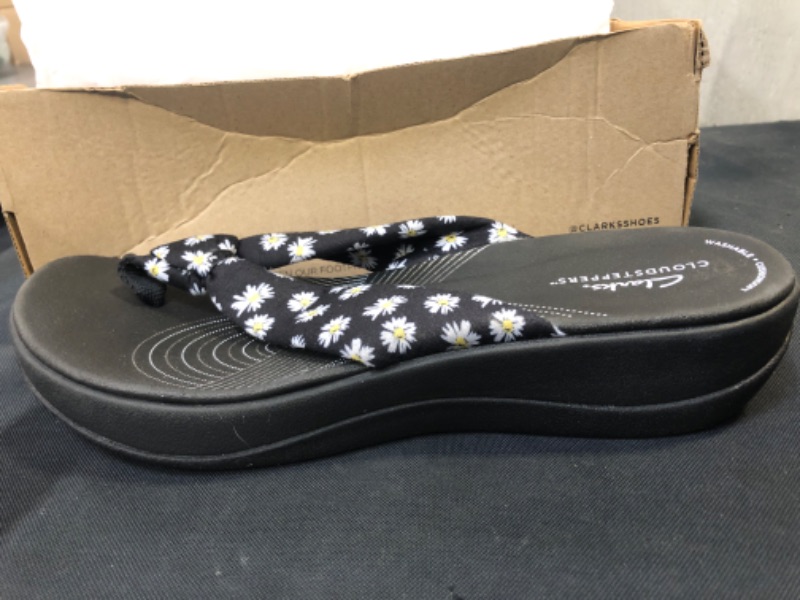 Photo 3 of ARLA GLISON BLACK AND WHITE FLIP FLOP 
SIZE 11M
SLIGHTLY DAMAGED BOX