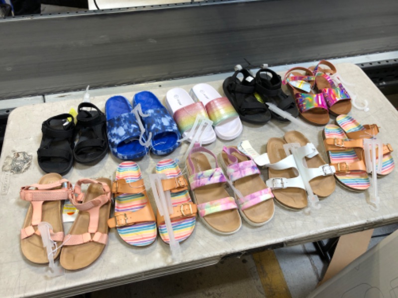 Photo 1 of 10 PAIRS OF KIDS SHOES
SIZES VARY 