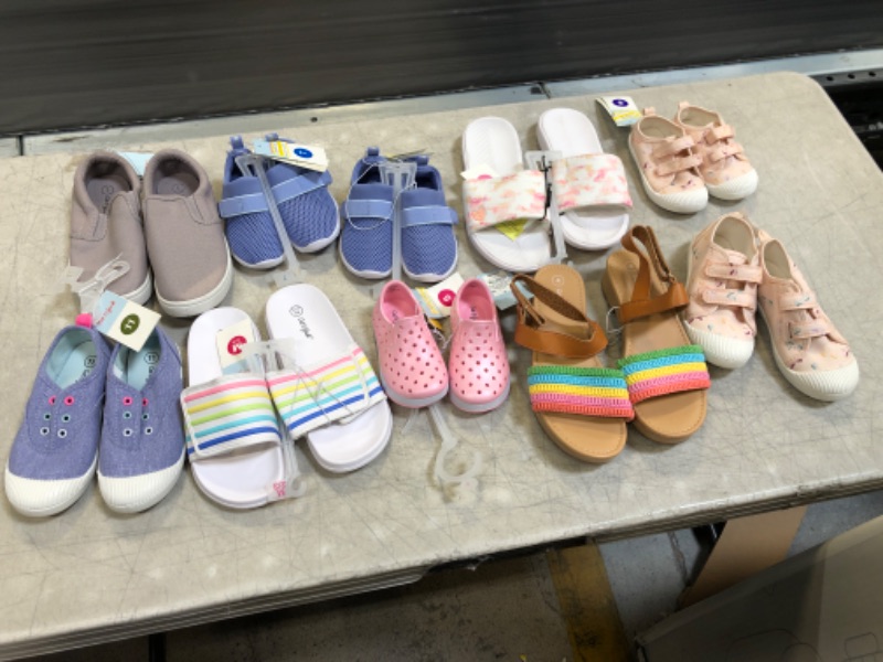 Photo 1 of 10 PAIRS OF KIDS SHOES
SIZES VARY 