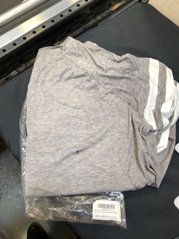 Photo 1 of Amazon Essentials Women's Relaxed-Fit Short-Sleeve, SIZE 5XL 