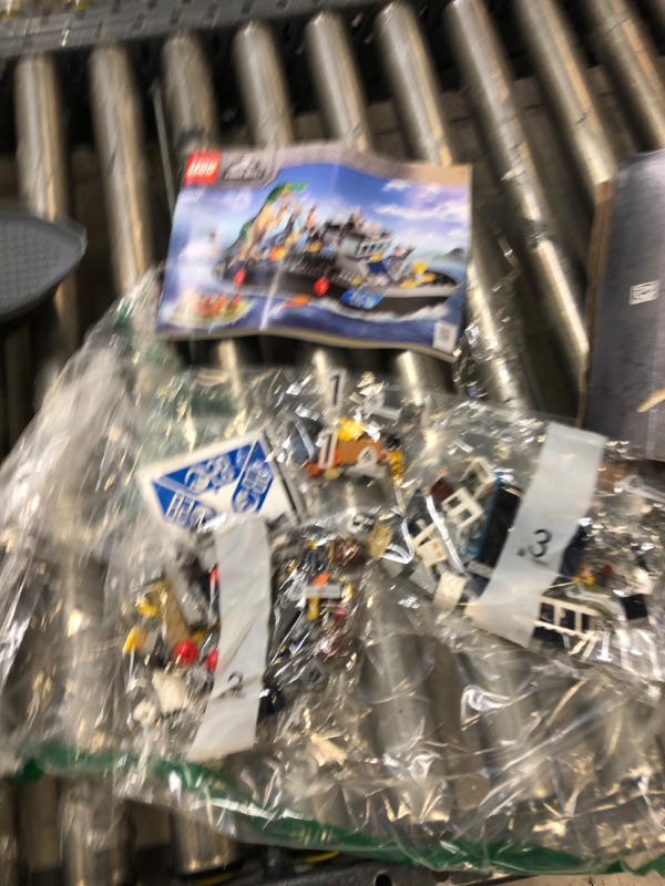 Photo 2 of LEGO Jurassic World Baryonyx Dinosaur Boat Escape 76942 Building Kit; Cool Toy Playset for Creative Kids; New 2021 (308 Pieces)
- box damage 