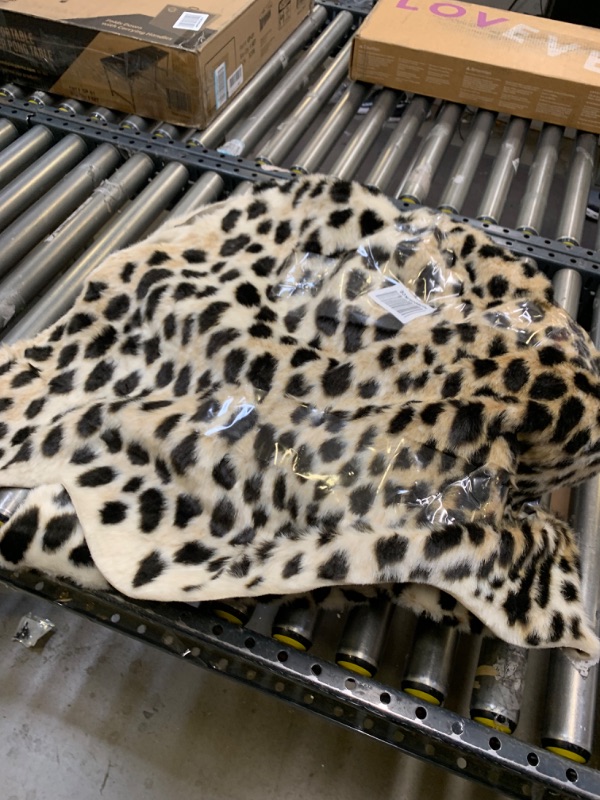 Photo 1 of 5'3"X7'10" Cheetah Loomed Novelty Area Rug - Erin Gates By Momeni, No Box Packaging, Minor Use, Minor Fraying on Edges, Creases and Wrinkles in Rug, Dirty From Shipping and Handling, Tape on Rug
