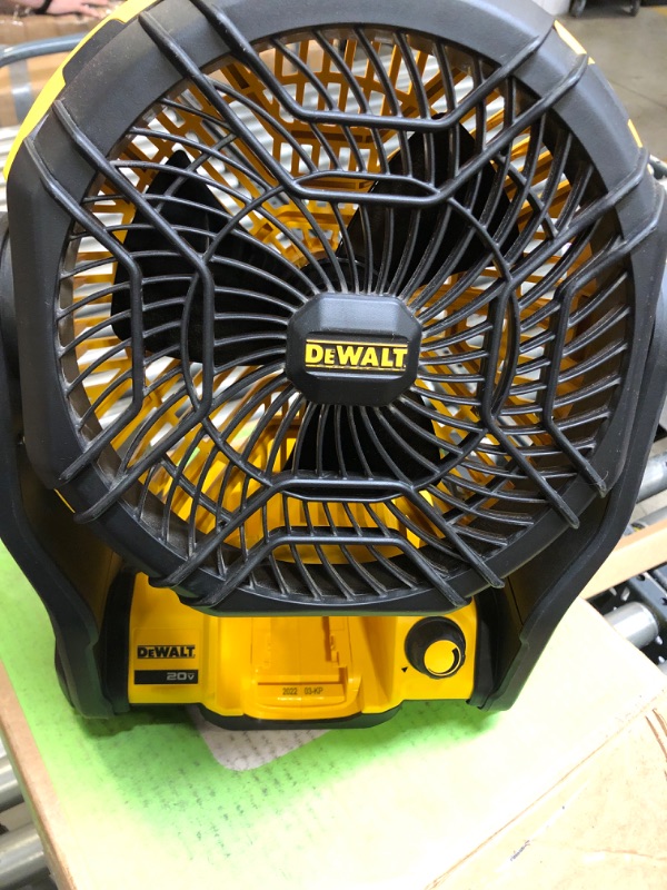 Photo 2 of 20-Volt MAX Jobsite Fan with 20-Volt MAX Compact Lithium-Ion 4.0Ah Battery-Pack and 12-Volt to 20-Volt MAX Charger
