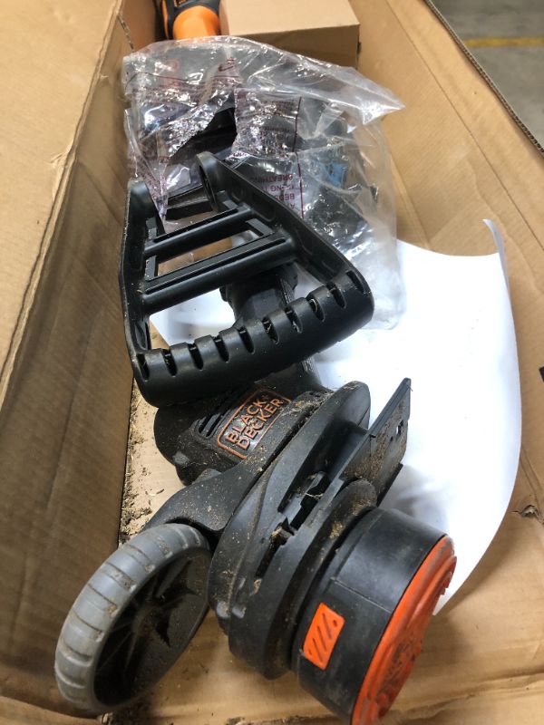 Photo 1 of Black & Decker LST140C 40V MAX Lithium-Ion Cordless String Trimmer Kit (1.5 Ah)