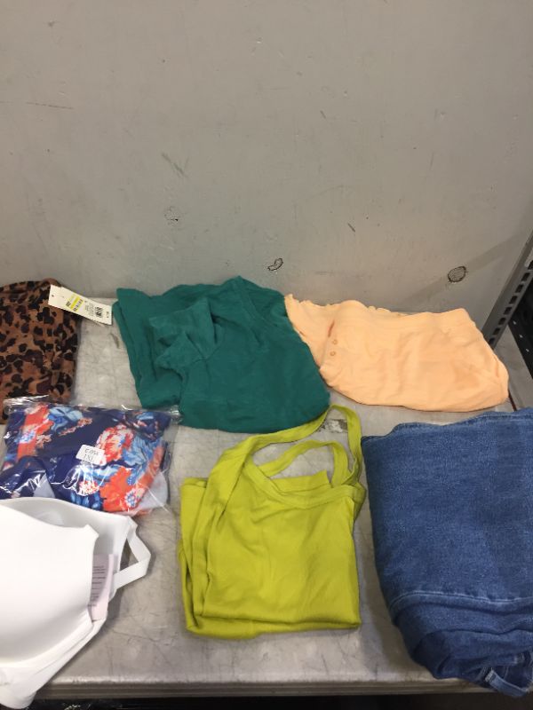 Photo 2 of BAG LOT OF 10 WOMEN CLOTHING ITEMS - DIFFERENT STYLES AND SIZES --SOLD AS IS --