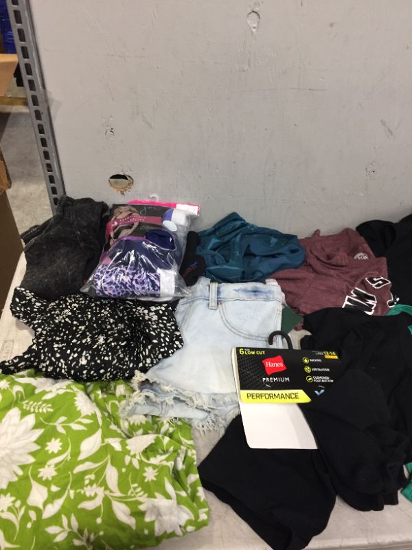Photo 2 of BAG LOT OF 17 WOMEN CLOTHING ITEMS- DIFFERENT STYLES AND SIZES  --SOLD AS IS ---