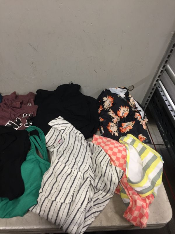 Photo 3 of BAG LOT OF 17 WOMEN CLOTHING ITEMS- DIFFERENT STYLES AND SIZES  --SOLD AS IS ---