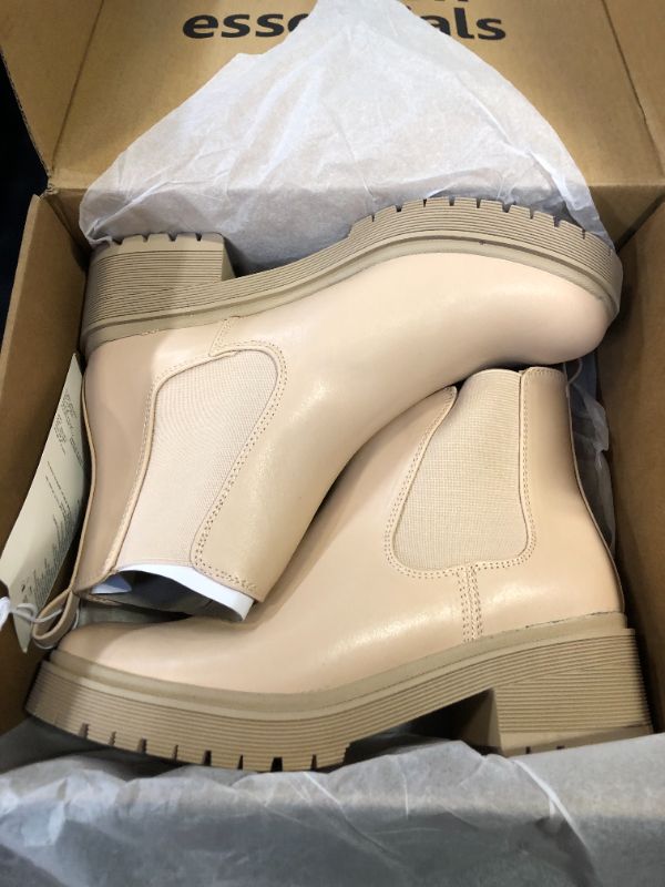 Photo 2 of Amazon Essentials Women's Combat Chelsea Boot SIZE 8 
