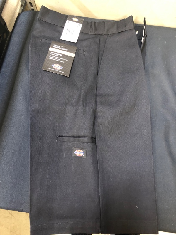 Photo 4 of Dickies Men's 13 Inch Loose Fit Multi-Pocket Work Short. SIZE 29
