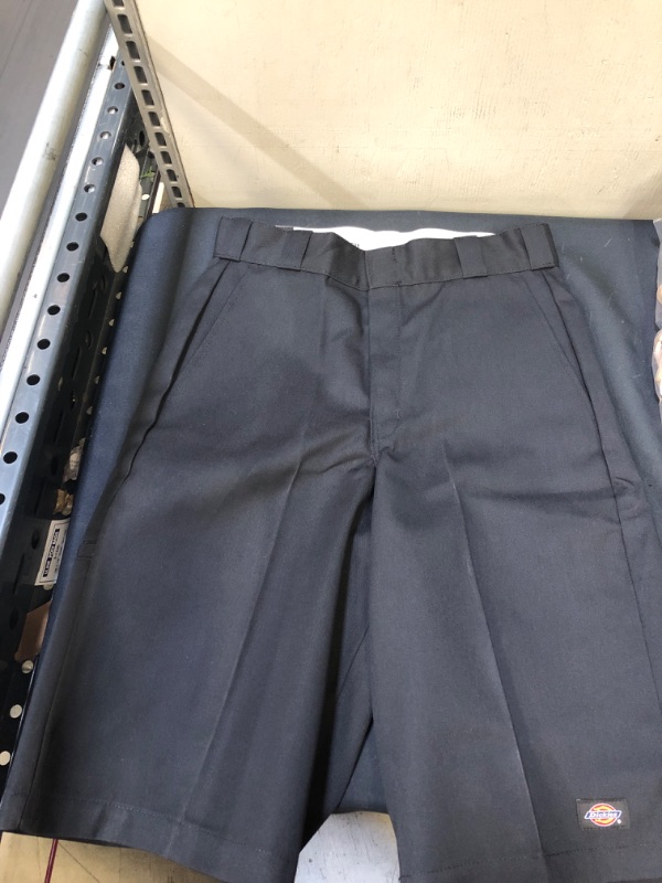 Photo 3 of Dickies Men's 13 Inch Loose Fit Multi-Pocket Work Short. SIZE 29
