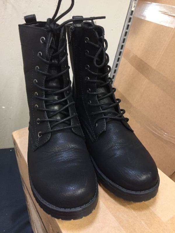 Photo 3 of Amazon Essentials Women's Lace-Up Combat Boot SIZE 6