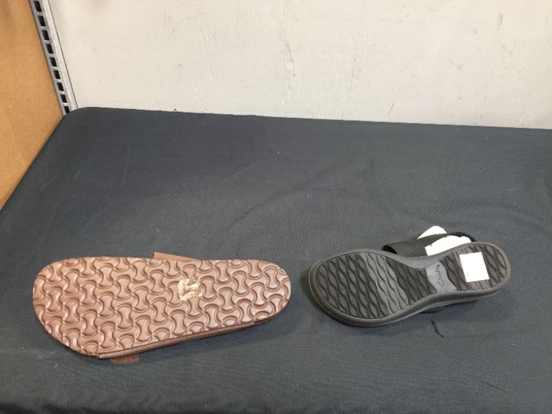 Photo 2 of 2 PACK OF MENS AND WOMENS SHOES ( ONE SIZE: 11 SECOND SIZE: 8 ) 