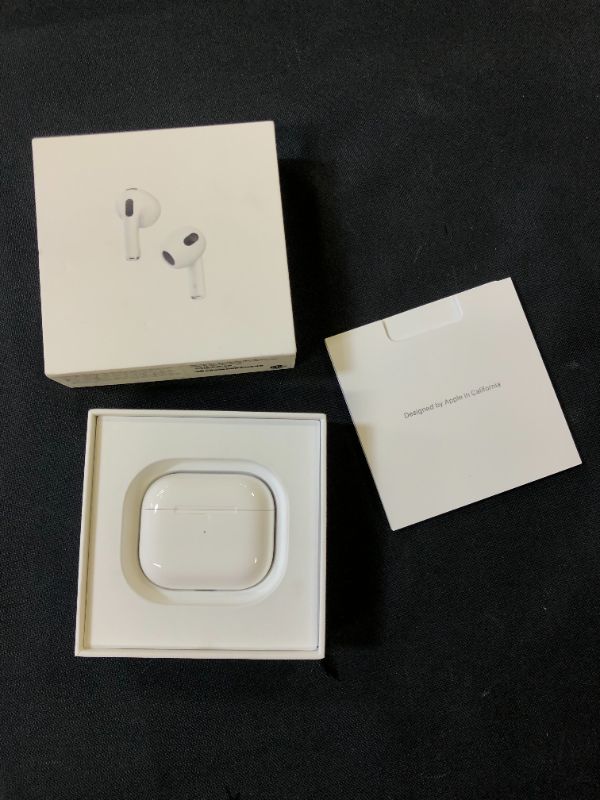 Photo 2 of Apple AirPods (3rd Generation) Wireless Earbuds with MagSafe Charging Case. Spatial Audio, Sweat and Water Resistant, Up to 30 Hours of Battery Life. Bluetooth Headphones for iPhone
- USED 