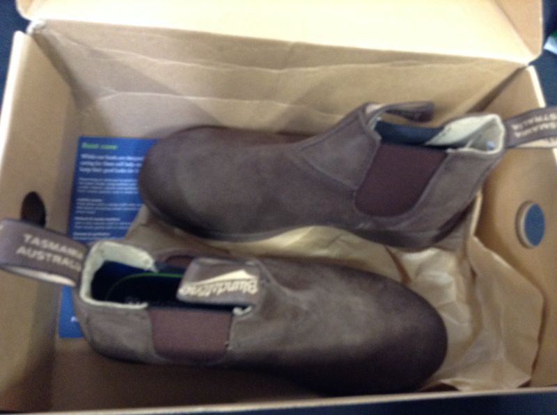 Photo 3 of Blundstone Unisex's Active Series Chelsea Boot MENS SIZE 4
