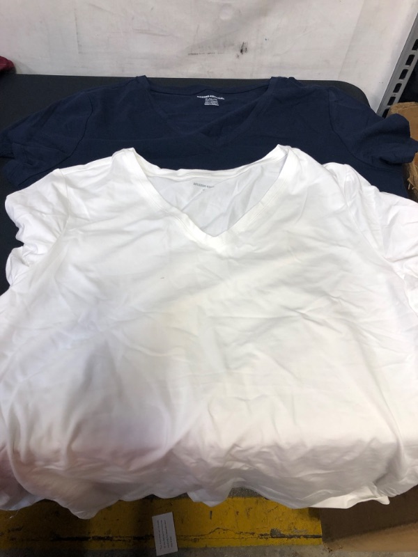 Photo 3 of BAG LOT OF WOMENS CLOTHING WINE RED TANK SIZE M, TWO V-NECK T-SHIRTS NAVY AND WHITE SIZE XL, WHITE Tennis Skirt Skirts with Lining Shorts SIZE L  (YELLOW STAIN BOTTON OF SKIRT) --- SOLD AS IS ----