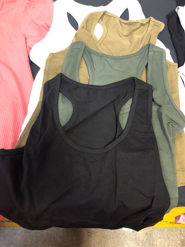 Photo 3 of BAG OF WOMENS CLOTHING ITEMS- PINK SHIRT SIZE M,  4 PACK OF CROP TOPS SIZE L, 4 PACK OF TANKS SIZE M ---- SOLD AS IS ----  