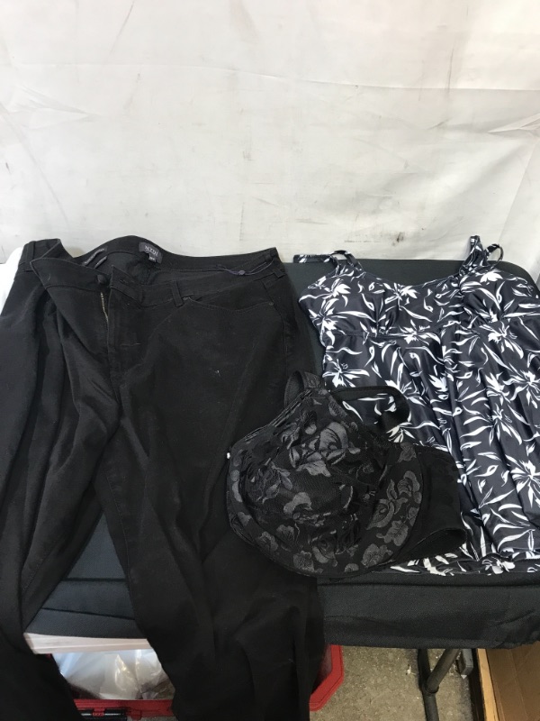 Photo 2 of BAG LOT OF WOMENS CLOTHING- MISCELLANEOUS, SIZE PLUS SIZE 18W 2XL   --- SOLD AS IS ---