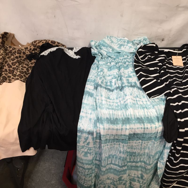 Photo 1 of BAG LOT OF WOMENS ITEMS- SIZE M ---SOLD AS IS --- 
