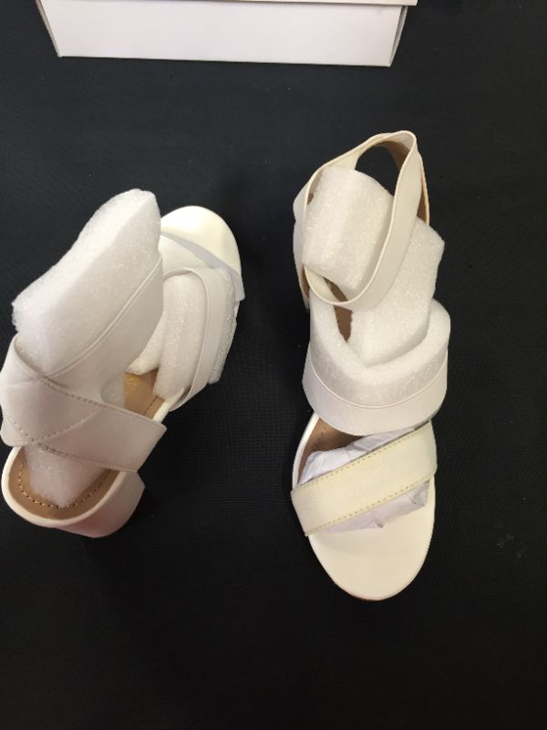 Photo 2 of DREAM PAIRS WHITE HEELS SIZE 5.5