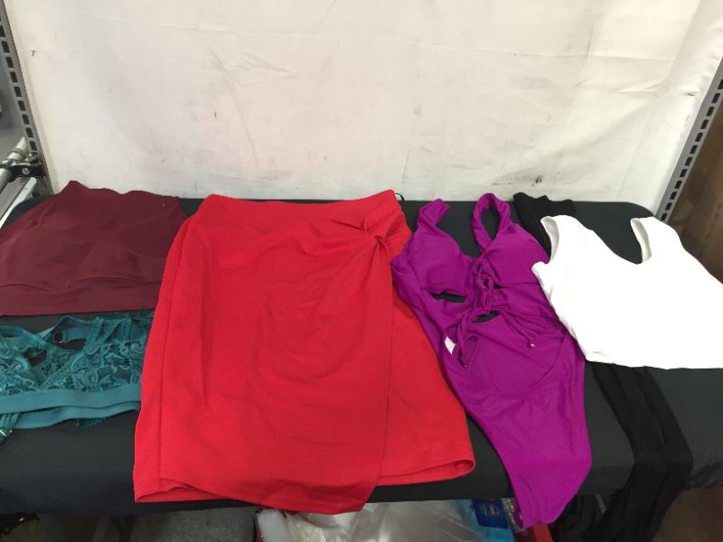 Photo 1 of BAG LOT OF WOMENS CLOTHING - SIZE M --- SOLD AS IS ---